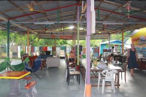 Restoran või mõni muu söögikoht majutusasutuses Tony’s Guesthouse at Teluk Bahang