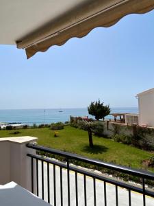 a view of the ocean from the balcony of a house at Apartamento a pie de playa. in Nerja