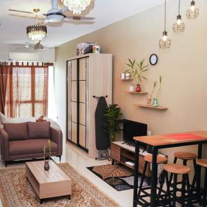 ein Wohnzimmer mit einem Sofa und einem Tisch in der Unterkunft KLIA Airport Homestay 8 in Sepang