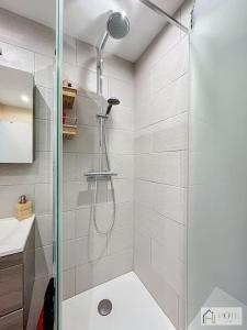a shower with a glass door in a bathroom at Le Petit Golf - Balcon, Plage à 50m in Bray-Dunes +12 photos