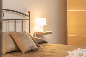 een slaapkamer met een bed met een lamp erop bij La casa di Lola in Monterosi