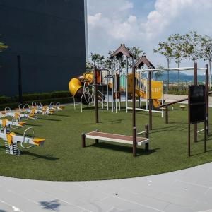 einen Park mit Spielplatz mit Rutsche in der Unterkunft KLIA Airport Homestay 8 in Sepang