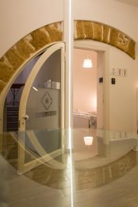 un pasillo con un arco y una habitación en La Casa di Ninì en Agrigento