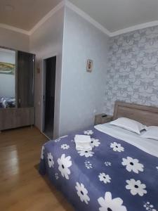 Tempat tidur dalam kamar di Akhaltsikhe hotel “Sunny House”
