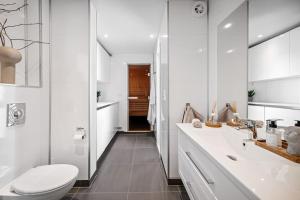 ein weißes Badezimmer mit Toilette und Waschbecken in der Unterkunft Familieresort i Bavallen in Skulestadmo