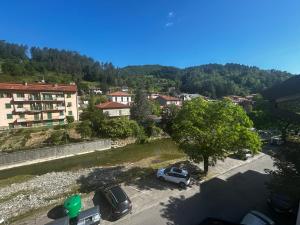 una vista aérea de un aparcamiento en una ciudad en Ambra, en Palazzuolo sul Senio