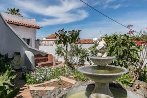 einen Brunnen im Hof eines Hauses in der Unterkunft Residencial Vista Panoramica in Santa Úrsula