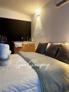 聖拉斐爾的住宿－Gaia Glamping Elegancia Escarlata estándar 1，一间卧室配有一张光线充足的床