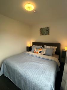 een slaapkamer met een groot bed met een blauw dekbed bij Penthouse ,,Kleine Auszeit" in Bad Harzburg +28 foto's