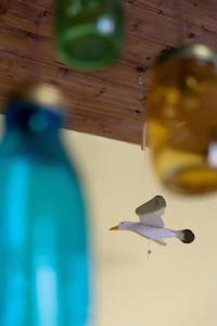 Ein Spielzeugvogel hängt an der Decke in der Unterkunft Famme sta cuiete apartment in Neapel