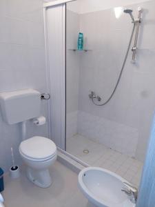 ein Bad mit einer Dusche, einem WC und einem Waschbecken in der Unterkunft Casa Rizza in Portopalo