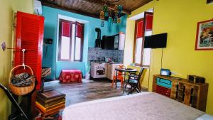 ein Schlafzimmer mit einem Bett und eine Küche mit einem Tisch in der Unterkunft Famme sta cuiete apartment in Neapel