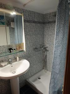 een badkamer met een wastafel, een douche en een bad bij Studio Anna-Maria in Thessaloniki