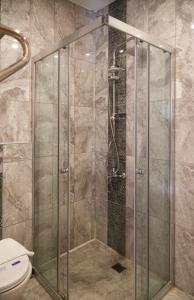 MARİN YALIKAVAK في بودروم: كشك دش في حمام مع مرحاض