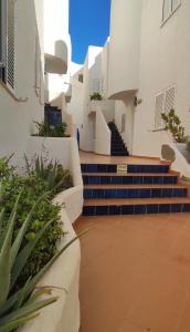 un patio de un edificio con escaleras y plantas en Apartamento La Amatista, en La Isleta del Moro