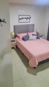 เตียงในห้องที่ Opera Villa Carlos Paz