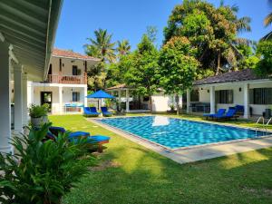 Thalpe Bungalows في يوناواتونا: مسبح في ساحة منزل