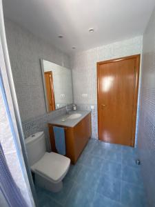 ein Badezimmer mit einem WC, einem Waschbecken und einem Spiegel in der Unterkunft Shambala B&B in Sitges