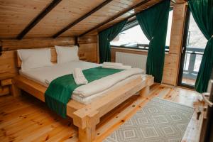 Postel nebo postele na pokoji v ubytování Cabana roua munților din bucovina