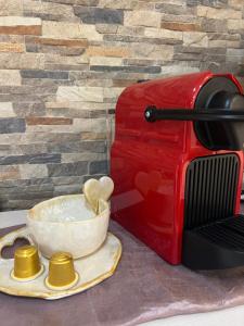 einen roten Toaster mit einer Schüssel und drei Goldglocken in der Unterkunft Plaza Green in the centre in Dubrovnik