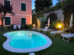 雷科的住宿－"Villa degli Ulivi" Wonderful Villa with private pool and sea view，一座房子的院子内的游泳池