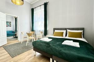 ポズナンにあるKRAMARSKA Residence - Old Market Square by Friendly Apartmentsのベッドルーム1室(ベッド1台付)、ダイニングルームが備わります。