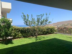 einen Garten mit Meerblick in der Unterkunft Vrachokipos Guesthouse in Kokkíni Khánion