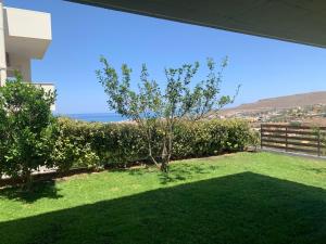 ogród z widokiem na ocean w obiekcie Vrachokipos Guesthouse w mieście Kokkini Hani