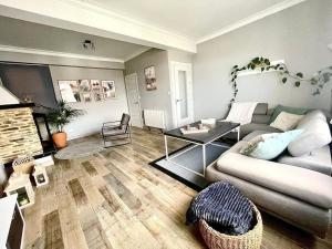 a living room with a couch and a table at Acogedor retiro junto al mar in Cedeira