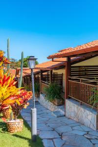 un lampione di fronte a una casa di Chalés Terraviva a Pirenópolis