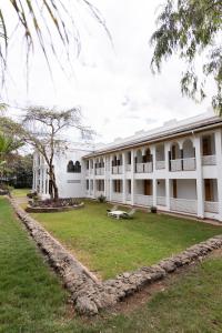 una vista exterior de un edificio con un gran patio en Small World Country Club, en Athi River