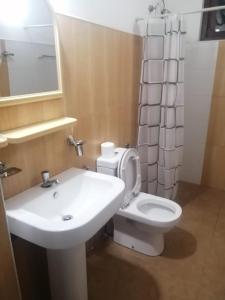 een badkamer met een witte wastafel en een toilet bij Shalom in Peradeniya
