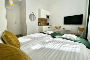 um quarto com uma cama grande e toalhas em KRAMARSKA Residence - Old Market Square by Friendly Apartments em Poznań