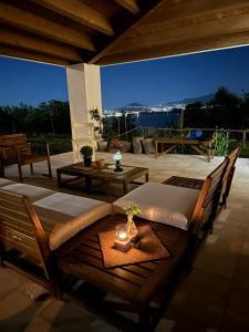 蒙特迪普羅奇達的住宿－Al Panorama di Ercole，庭院设有桌椅,享有美景。
