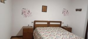 a bedroom with a bed and two dressers in it at Appartamento piario in Nasolino