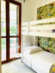 a bedroom with two bunk beds and a table at Beachside Family Garden Retreat in Cavallino-Treporti