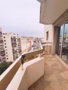 um apartamento varanda com vista para a cidade em Riverside Retreat with balcony & parking em Courbevoie