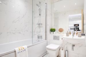 ห้องน้ำของ Pluxa Crème Opulence 5 Star Beautiful High End Apartment in Birmingham City Centre