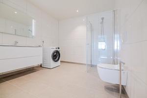 Koupelna v ubytování BREIM-new apartment in Ballstad #59