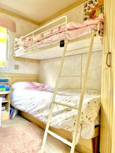 a bunk bed in a room with a bunk bedutenewayewayangering at Cosy Mobilhome in La Baule