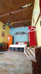 ein Schlafzimmer mit einem Bett und einer blauen Wand in der Unterkunft Famme sta cuiete apartment in Neapel