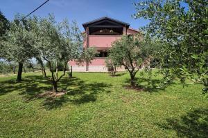 Aed väljaspool majutusasutust Ferienhaus für 6 Personen ca 800 qm in Barban, Istrien Bucht von Raša