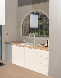 米科利維亞的住宿－Depi's Sea Horizon Apartments，厨房设有水槽和窗户。