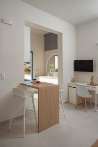 米科利維亞的住宿－Depi's Sea Horizon Apartments，一间带桌椅的厨房和一台电视