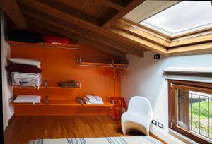 una camera con un letto e una finestra e una sedia bianca di B&B Audrey a Varese