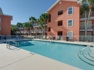 uma piscina em frente a um edifício de apartamentos em Gulfview II 327 em Destin