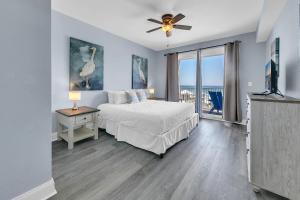 une chambre avec un lit et une vue sur l'océan dans l'établissement Laketown Wharf 607, à Panama City Beach 51 autres photos