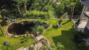 Ein Garten an der Unterkunft Hotel Zum Halbmond