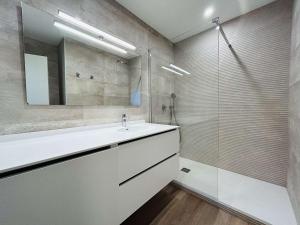 Kúpeľňa v ubytovaní Appartement refait à neuf avec terrasse et parking, 1 chambre, 2 couchages, La Baule - FR-1-245-165