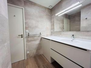 Kúpeľňa v ubytovaní Appartement refait à neuf avec terrasse et parking, 1 chambre, 2 couchages, La Baule - FR-1-245-165